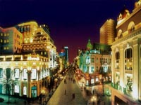 哈尔滨中央大街哈尔滨中央大街始建于1898年，是亚洲最长、中国最早的步行街，国家4A级旅游景区，是哈尔滨的突出代表和显着标志。