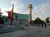 抚远东方第一哨抚远有着厚重的历史渊源，是满族肃慎人的发祥地之一。原名“伊力嘎”，赫哲语意为“金色的鱼滩”。